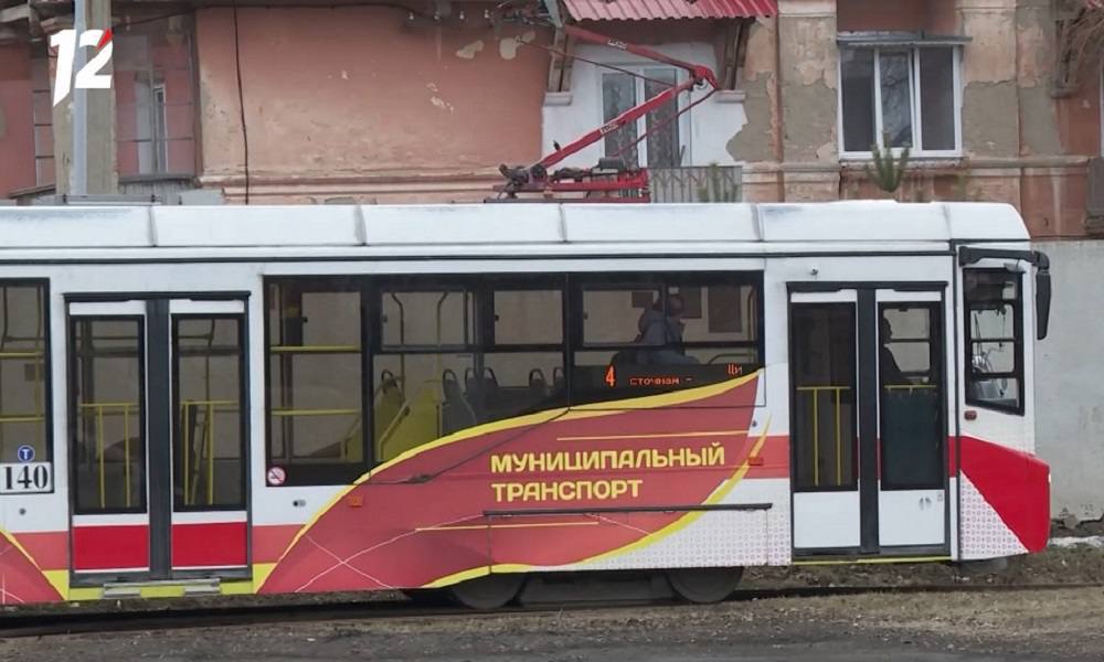 В Омске трамваи будут курсировать по сокращенному маршруту  В связи с проведением капитального ремонта в Амурском поселке движение рельсового транспорта будет ограничено с 3 по 6 июня в промежутках с 20:30 до 5:30. Ограничения коснутся улицы Челюскинцев на участке от 5-й Северной до 8-й Восточной.  В указанный период трамваи №1, 4 и 7 в направлении Амурского поселка будут следовать только до остановки «Улица 11-я Ремесленная».