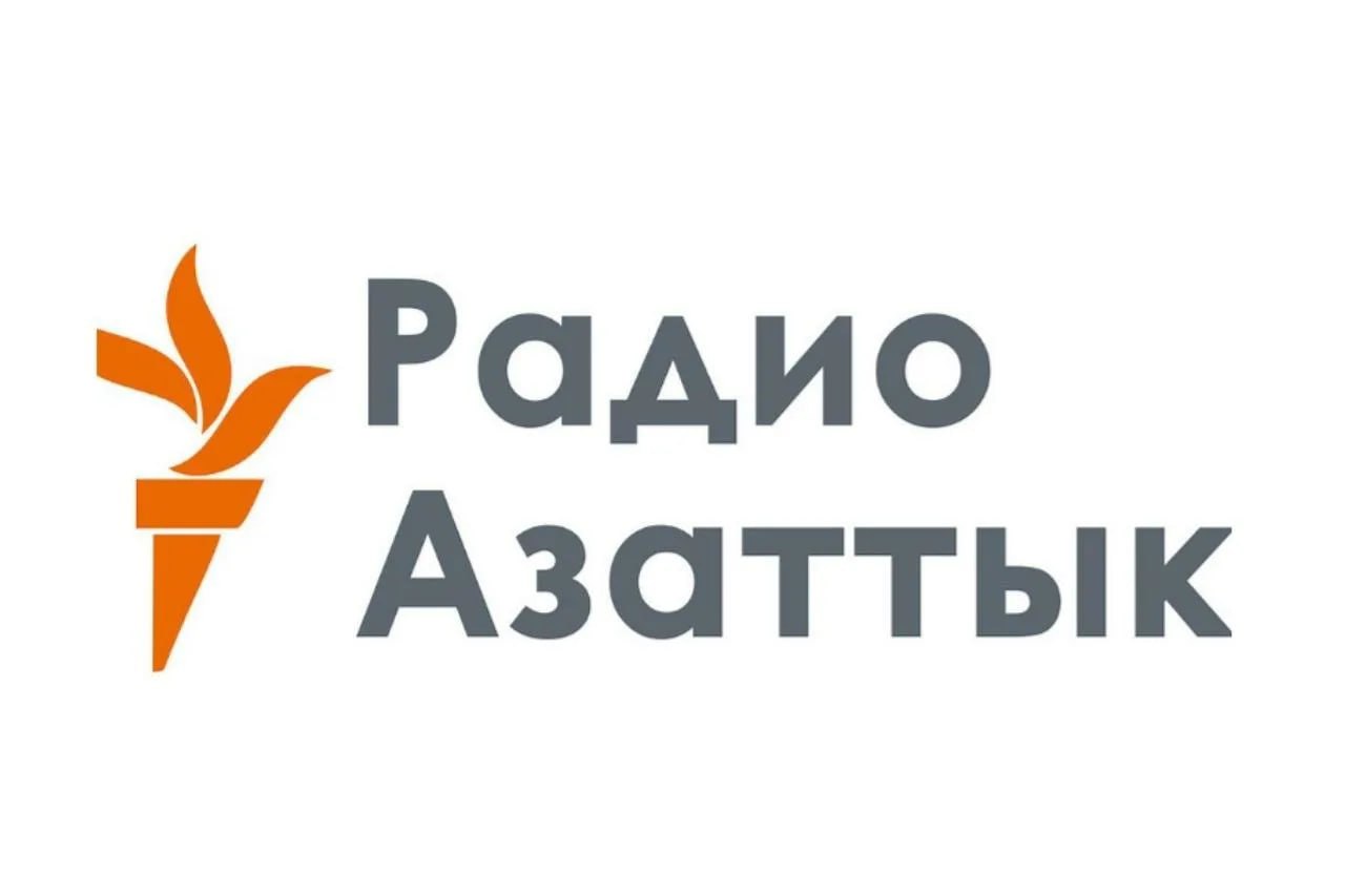 МИД Казахстана отказал ещё девяти сотрудникам "Радио Свобода" в аккредитации — число "отказников" достигло 16 Министерство иностранных дел Казахстана приняло решение не продлевать аккредитацию девяти сотрудникам представительства "Радио Свобода" Азаттык Азия , ссылаясь на систематические нарушения действующего законодательства страны. Ранее аналогичный отказ получили семь других журналистов. Таким образом, за последние месяцы МИД Казахстана отказал в аккредитации уже 16 сотрудникам медиа, финансируемого из бюджета США. В ответ редакция "Азаттыка" обратилась в суд, утверждая, что все документы были поданы заранее, ещё в феврале, но ведомство не предоставило мотивированного ответа в срок. При этом журналисты, как указывается в иске, являются гражданами Казахстана, а значит, не могут рассматриваться как иностранные корреспонденты, на которых распространяется статья 30 закона «О масс-медиа». В "Радио Свобода" заявляют, что процесс намеренно затягивали несколько месяцев, чтобы в итоге отказать по формальному поводу. По всей видимости, Казахстан всё жёстче реагирует на вмешательство медийных структур с внешним финансированием. Наблюдается постепенное проявление такого тренда, как усиление «суверенного» контроля над информационным полем. Подпишись на «Русскую Евразию»