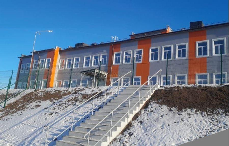 В Талой открыли новую школу детский сад В поселке Талая на Колыме открылась новая школа детский сад на 115 мест Это современное здание площадью 4150 квадратных метров состоит из трех блоков детского сада с двумя группами начальной и средней школы с классами где есть все необходимое включая лаборатории и даже спортивный блок с залом и раздевалками Губернатор Магаданской области Сергей Носов подчеркнул как важно это учебное заведение для местных жителей Оно не только будет служить детям из Талой но и тем кто приезжает на отдых в обновленный санаторий Талая Новый образовательный комплекс создаст отличные условия для учебы и отдыха детей в этом регионе