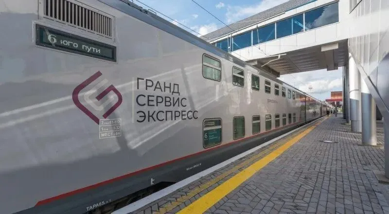 78 новых вагонов закупит крымский железнодорожный перевозчик Гранд Сервис Экспресс готовится к курортному сезону и обновит парк вагонов в 2026 году Компания планирует закупить 78 вагонов половину из которых изготовят в Белоруссии часть уже поступила Транспортная компания Гранд сервис экспресс единственный железнодорожный перевозчик в Крым с 2019 года В 2025 году поезда Таврия перевезли почти 6 млн пассажиров на 3 больше чем годом ранее