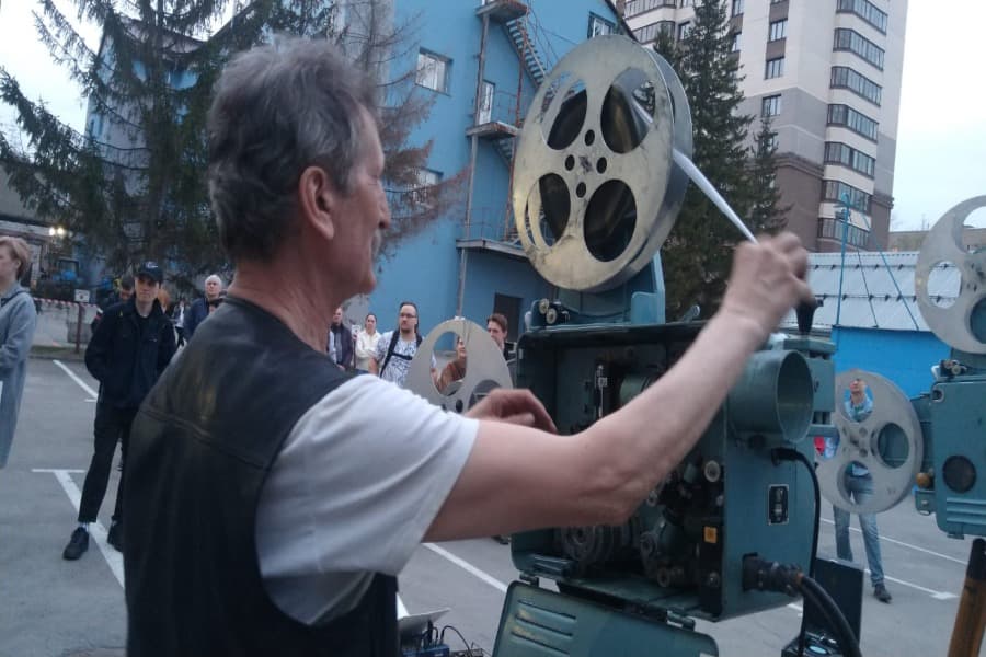В Новосибирске рассказали кто и на какие деньги снимает документальное кино В Новосибирске с 25 по 28 сентября проходит фестиваль научного и индустриального кино Кремний В его конкурсную программу вошли десять новых неигровых фильмов снятых российскими режиссерами В России ежегодно выходят сотни документальных фильмов Эксперты говорят что кинодокументалистика чувствует себя лучше чем производство художественных фильмов и сериалов Есть авторы которые снимают кино используя собственные ресурсы Какие то проекты получают поддержку бизнеса Но в целом документальное кино живет благодаря поддержке государства Подробнее читайте по ссылке     INFOPRO54 Фото Марии Гарифуллиной Infopro54