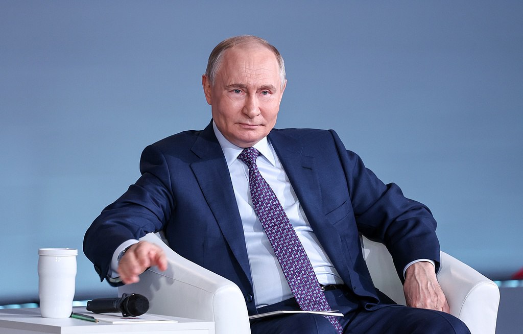 Россия и Китай должны выстраивать добрые отношения, чтобы это было хорошим фактором развития для обеих стран. Об этом заявил Президент РФ Владимир Путин в рамках документального фильма «Россия. Кремль. Путин. 25 лет». «И так постепенно, кирпичик за кирпичиком, мы построили не новую китайскую стену, а общий фундамент наших отношений», – подчеркнул Владимир Путин. Он также отметил, что в сегодняшних условиях партнёрство с Китаем работает особенно эффективно.