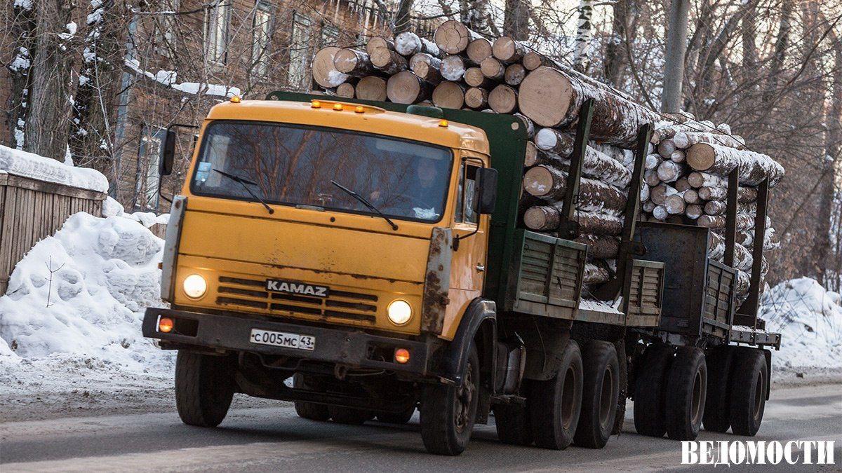 Чистый убыток Камаза по итогам 2025 года вырос в 11 раз и достиг 37 млрд рублей по РБСУ Убыток компании от продаж составил 22 9 млрд рублей против прибыли в 909 млн в 2024 году Валовая прибыль сократилась почти в 32 раза и достигла 757 млн рублей Выручка снизилась на 2 5 до 315 2 млрд Процентные расходы составили 35 6 млрд рублей против 21 4 млрд годом ранее Ранее гендиректор Камаза Сергей Когогин заявил что компания ожидает снижения продаж грузовых автомобилей примерно на 20 По его словам еще нет положительных сигналов о готовности рынка грузовиков к восстановлению весь год он переживал глубокий кризис Telegram Max