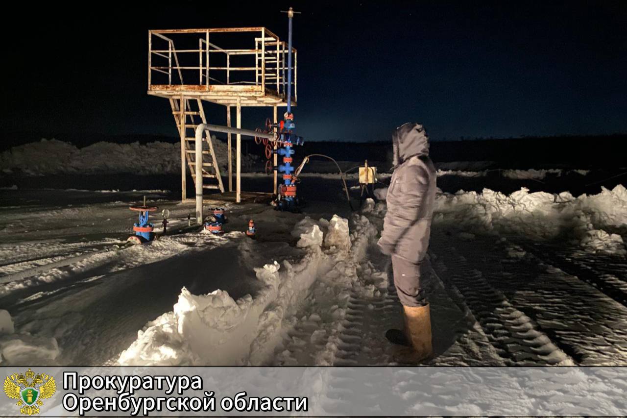 В Оренбурге суд рассмотрит дело о краже нефти на сумму более 124 млн рублей #Про_Криминал Прокуратура Оренбургской области утвердила обвинительное заключение по уголовному делу в отношении шести оренбуржцев, обвиняемых в краже в особо крупном размере и легализации преступных доходов. По версии следствия, весной 2023 года с целью хищения нефти с территории Майорского месторождения один из мужчин привлек к осуществлению преступного замысла своих знакомых. Соучастники заключили договор на оказание услуг по техническому аудиту скважин с ООО «Майорское». Члены ОПГ восстанавливали работоспособность спецоборудования на законсервированных объектах нефтепромысла, после чего незаконно добывали нефть, вывозили ее, а затем продавали. С марта 2023 года по февраль прошлого года обвиняемые украли порядка 3 тысяч тонн нефти на общую сумму более 124 млн рублей. Чтобы придать законность украденным нефтепродуктам и их продажи соучастники через подконтрольную им фирму совершили сделки купли-продажи с организациями и нефтеперерабатывающими предприятиями. В надзорном ведомстве отметили, что уголовное дело направлено для рассмотрения в Оренбургский райсуд. Фото: областная прокуратура