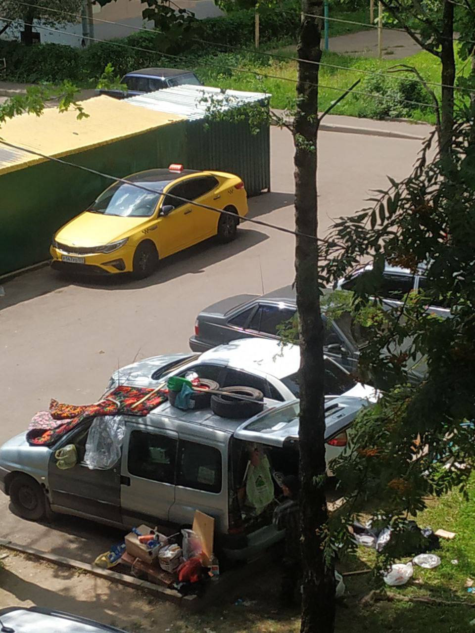 Обращение жителей: нарушение общественного порядка в многоквартирном доме К администрации города поступило обращение от жителей дома №49 по улице Ленина. Жильцы шестого подъезда жалуются на систематическое нарушение общественного порядка в квартире №103. Суть проблемы: владелец квартиры создаёт дискомфорт для соседей как днём, так и ночью. Дополнительным источником беспокойства является тот факт, что нарушитель также проживает в припаркованном возле дома автомобиле. Жители требуют принятия мер по урегулированию ситуации и восстановлению общественного порядка в многоквартирном доме.