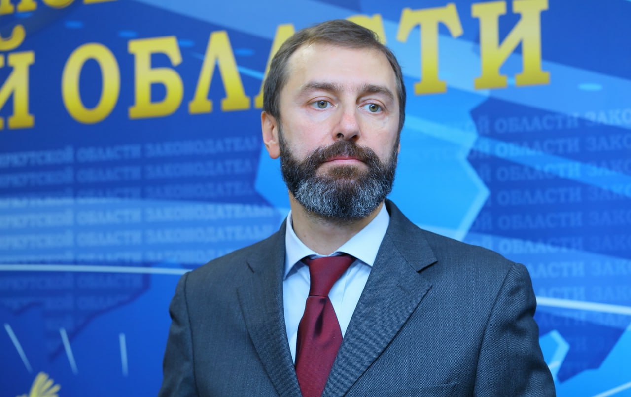 Спикер иркутского Заксобрания Александр Ведерников, выступая на сессии сразу после голосования по вопросу назначения выборов губернатора: Выборы губернатора Иркутской области назначены. Самые важные, самые главные выборы, от которых зависит будущее Приангарья. Сегодня важно, чтобы область сохранила набранный темп развития, чтобы продолжалось строительство школ, детских садов, больниц, велось благоустройство территорий, ремонт дорог, чтобы молодежь оставалась здесь, а мы все вместе создавали условия для комфортной жизни наших земляков. Всё это будет зависеть от выбора наших жителей ближайшей осенью, - заявил Александр Ведерников. Подпишитесь на «Иркутск политический»