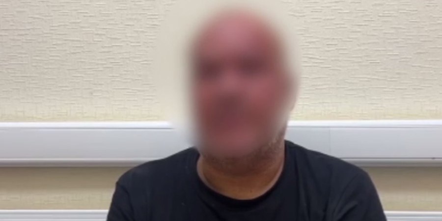 В Саратове бизнесмена арестовали по делу о теракте с убийством генерала Генштаба К убийству главного оперативного управления Генштаба России генерала Ярослава Москалика может быть причастен предприниматель из Саратова Василий Графский Ранее в ФСБ сообщали о задержании в Саратове подозреваемого который в апреле 2025 года доставил в Подмосковье взрывчатку Потом ее заложили в припаркованный у подъезда дома Ярослава Москалика автомобиль Взрыв прогремел когда генерал Генштаба выходил из дома Он погиб на месте Как оказалось доставщиком той самой взрывчатки может быть тот самый Василий Графский В начале августа он считался без вести пропавшим а потом его поиски резко прекратились без пояснений Теперь выяснилось что он заподозрен в перевозке взрывных устройств часть 6 статьи 222 1 УК РФ и пособничестве террористической деятельности часть 3 статьи 205 1 УК РФ Задержанный пояснил что он был завербован украинскими спецслужбами и действовал по их указанию Подробнее читайте на сайте Четвертой Власти