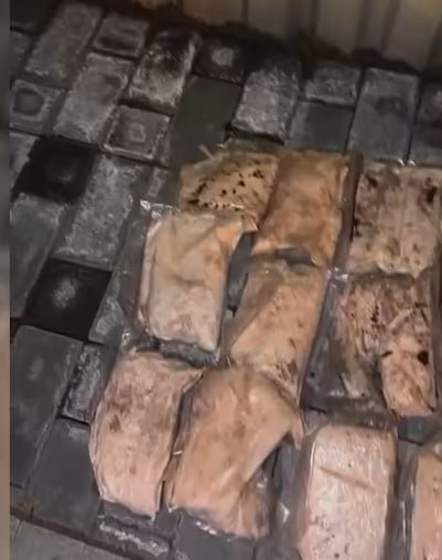 В ДНР перекрыли крупный канал наркотрафика Управлением ФСБ России по ДНР пресечена деятельность преступной группы организовавшей канал распространения наркотических средств на территории республики Задержаны 25 граждан России занимавшихся поставкой фасовкой и распространением наркотиков путём тайниковых закладок В местах проживания фигурантов обнаружено и изъято более 50 кг синтетических наркотиков Непосредственное кураторство преступников осуществлялось с территории Украины Следственным подразделением УФСБ возбуждены уголовные дела по ч 3 ст 30 и ч 5 ст 228 1 УК России Приготовление к преступлению и покушение на преступление и Незаконные производство сбыт или пересылка наркотических средств психотропных веществ или их аналогов а также незаконные сбыт или пересылка растений содержащих наркотические средства или психотропные вещества либо их частей содержащих наркотические средства или психотропные вещества соответственно сообщает пресс служба ведомства Южная служба новостей