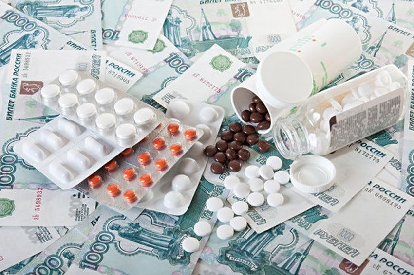 Пациенты просят выделить больше денег на закупку препаратов Всероссийский союз пациентов попросил правительство увеличить бюджет на закупку препаратов для лечения людей с редкими болезнями. В обращении говорится, что из-за недостатка финансирования возникли проблемы с закупками лекарств от гемофилии, злокачественных новообразований и рассеянного склероза. Пресс-служба Минздрава РФ сообщила, что закупка препаратов в рамках программы «уже осуществлена в объеме 70–90%». Сейчас «проводятся дополнительные закупочные мероприятия для удовлетворения 100% годового объема». Отдельные препараты, например для пациентов с гемофилией, будут закуплены после того, как производители перерегистрируют предельные отпускные цены на них.