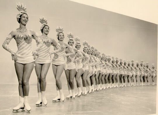 Что может быть красивее танца фигуристки на льду Только синхронный танец нескольких фигуристок на льду 28 февраля и 1 марта на Огарёв Арене состоится Чемпионат и Первенство России по синхронному катанию на коньках Более 600 спортсменов из 11 регионов будут выступать на льду конечно же не одновременно Предвкушаем зрелище должно быть феерическим Танцевать будут не только мастера и кандидаты в мастера спорта но и дважды чемпионы мира команда Парадиз из Санкт Петербурга Билеты в кассе Огарёв Арены и на кассир ру На фото одно из первых выступлений по синхронному катанию на коньках команда Glamour Icers США 1956 1957 годы Читайте Голос торамы в MAX