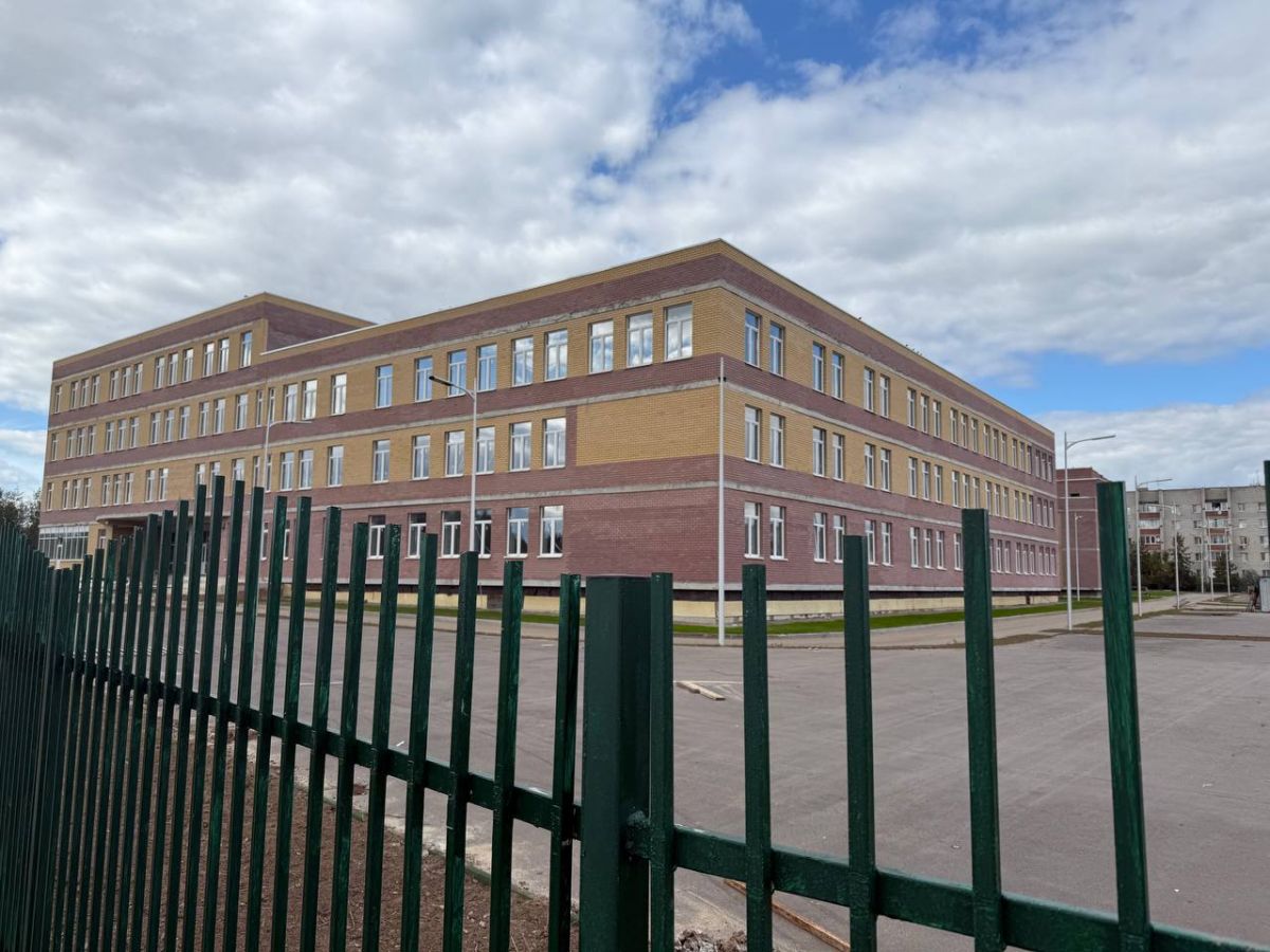 Подрядчика который строил школу в Покрове не признали недобросовестным   newsvladimir ru fn 1761223 html Во время прямой линии губернатора прошедшей 27 ноября жительница Покрова спросила губернатора Александра Авдеева когда наконец откроется новая школа строительство которой затянулось Губернатор выразил надежду на то что в 2026 году объект будет полностью завершён   Прислать новость Подписаться   Мы в MAX