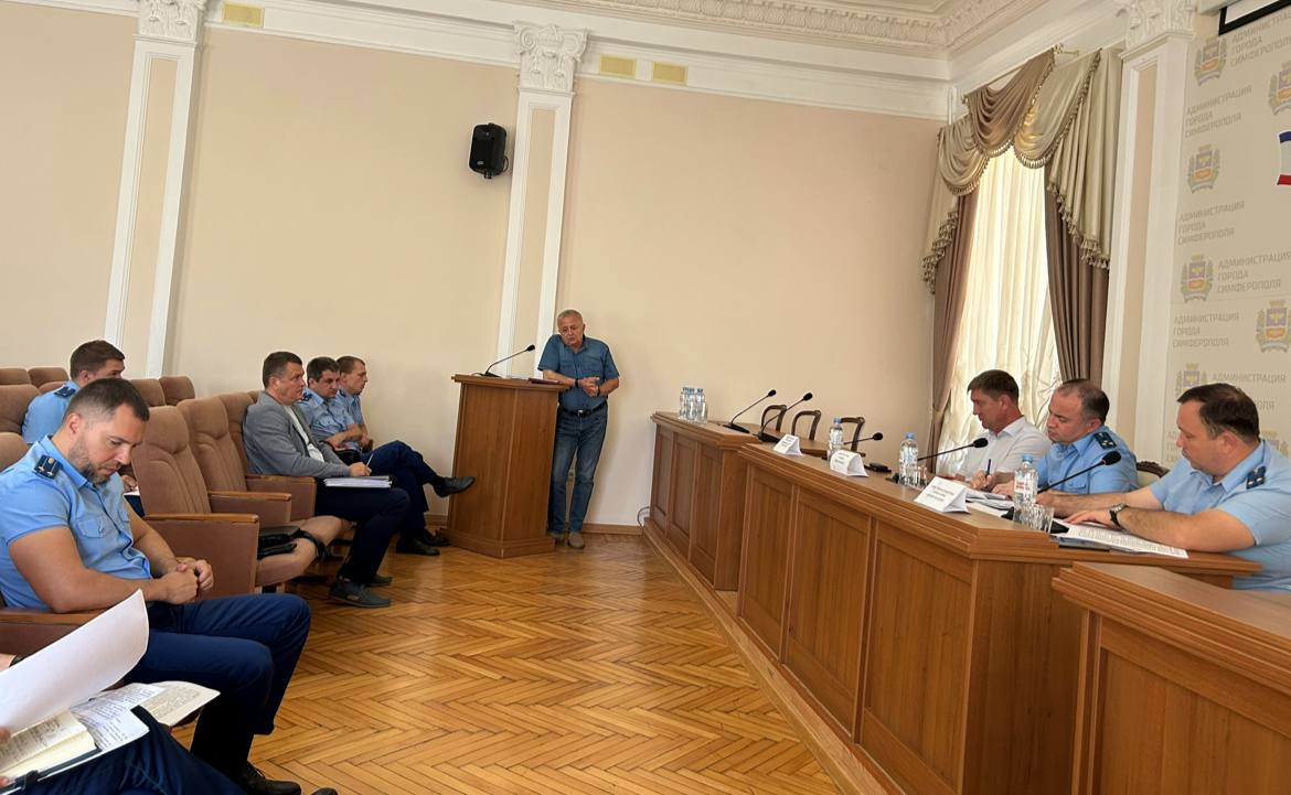 В Симферополе прошло заседание межведомственной рабочей группы по вопросам жилищно-коммунального хозяйства. В минувший вторник, 24 июня 2025 года, под председательством прокурора города Симферополя Льва Лазукова прошло очередное заседание межведомственной рабочей группы по вопросам ЖКХ. Участие в совещании приняли прокуроры районов города Симферополя, министр топлива и энергетики республики, руководители ресурсоснабжающих организаций, а также представители управляющих компаний. На совещании обсужден ряд вопросов, касающихся деятельности ресурсоснабжающих организаций и управляющих компаний по взысканию долгов за поставленные ресурсы, своевременной оплаты по исполненным обязательствам перед хозяйствующими субъектами. По результатам обсуждения выработаны практические меры, направленные на укрепление платежной дисциплины в сфере жилищно-коммунального хозяйства, надлежащее исполнение коммунальными организациями своих обязательств перед потребителями их услуг.