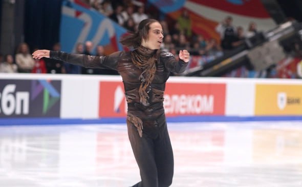 ФИГУРНОЕ КАТАНИЕ ГУМЕННИК ПЕРЕД ОТБОРОМ НА ИГРЫ ПРЫГНУЛ ПЯТЬ ЧЕТВЕРНЫХ В ОДНОЙ ПРОГРАММЕ Фигурист Петр Гуменник который примет участие в олимпийской отборе выиграл первый этап Кубка Санкт Петербурга набрав 303 79 балла В короткой программе Гуменник сделал каскад четверной флип тройной тулуп четверной лутц и тройной аксель В произвольной программе фигурист исполнил пять четверных прыжков флип риттбергер сальхов в каскаде а также лутц и сольный сальхов с ошибками Я рада за него что он преодолел что он смог все у него будет здорово если он так будет выступать и у нас с ним будет здорово Мы соскучились по настоящим чемпионам прокомментировала прокат Гуменника заслуженный тренер СССР Татьяна Тарасова Гуменник был четвертым на последнем чемпионате страны но завоевал золото в финале Гран при России На отбор к Олимпиаде российским фигуристам выделили по одной квоте в каждой дисциплине при этом спортивные и танцевальные пары не допустили В женском катании в Пекине выступит Аделия Петросян Отборочный турнир пройдет 18 21 сентября Фото Maksim Konstantinov Global Look Press аврорамедиа спорт Telegram экосистема АВРОРА МЕДИА МЕДИА НОВОСТИ РЕГИОН ЛАЙФ СПОРТ ГЕРЛЗ ХАЙТЕК ПЕРСОНЫ ИНСАЙД КРИМИНАЛ МОЛОДОСТЬ LIVE АВРОРА МЕДИА YOUTUBE RUTUBE