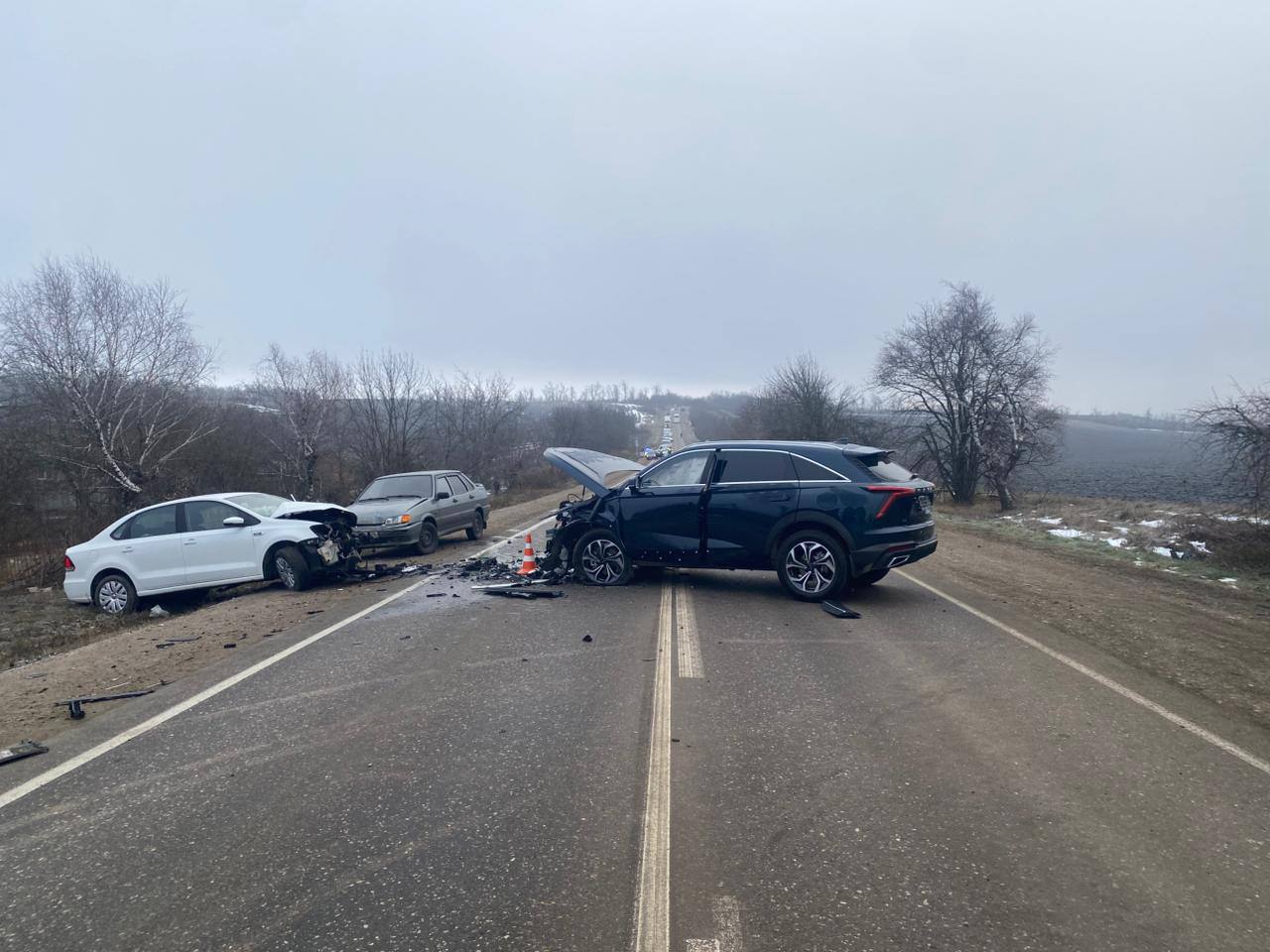 Водитель погиб в тройном ДТП возле Пятигорска  Сегодня утром на «Северо-западном обходе города Пятигорска» внедорожник Haval выехал на встречку и столкнулся сразу с двумя авто – Volkswagen и ВАЗ-2115.  Погиб 67-летний житель Ессентуков за рулем Volkswagen. 53-летний пятигорчанин, водитель внедорожника, с травмами попал в больницу. 64-летний автомобилист ВАЗ-2115 не пострадал, рассказали в ГАИ Ставрополья.