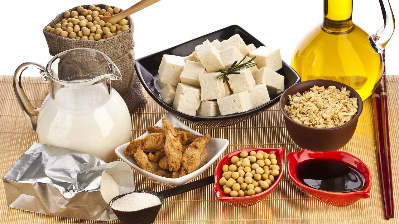 Рынок растительных альтернатив традиционным продуктам животного происхождения в России растет медленно но уверенно За девять месяцев 2025 года рынок альтфуда в деньгах вырос на 19 5 до 30 4 млрд руб в основном за счет растительного молока 97 5 продаж Ценовой разрыв между обычным мясом молоком и их растительными аналогами постепенно сокращается Например разница в цене между обычным и растительным молоком уменьшилась с 73 до 48 за год Причина дороговизны альтфуда малые объемы производства и отсутствие господдержки Основной барьер для роста катастрофический недостаток информации и просвещения со стороны государства и научных кругов из за чего бизнесу приходится преодолевать потребительские предубеждения в одиночку