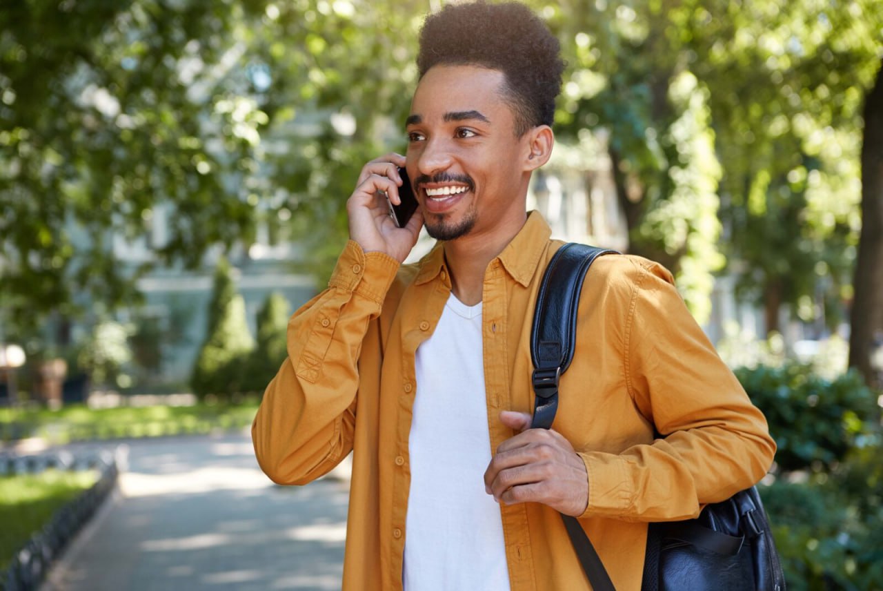 Исследование Качество мобильной связи в Москве летом 2025 года Компания DMTEL провела исследование которое позволяет оценить качество услуг предоставляемых операторами абонентам в современных условиях Билайн занимает первое место в общем рейтинге качества мобильной связи в Москве Оператор показал лучшие результаты по голосовой связи передаче данных и покрытию Следом идут МегаФон и Т2 замыкает рейтинг МТС