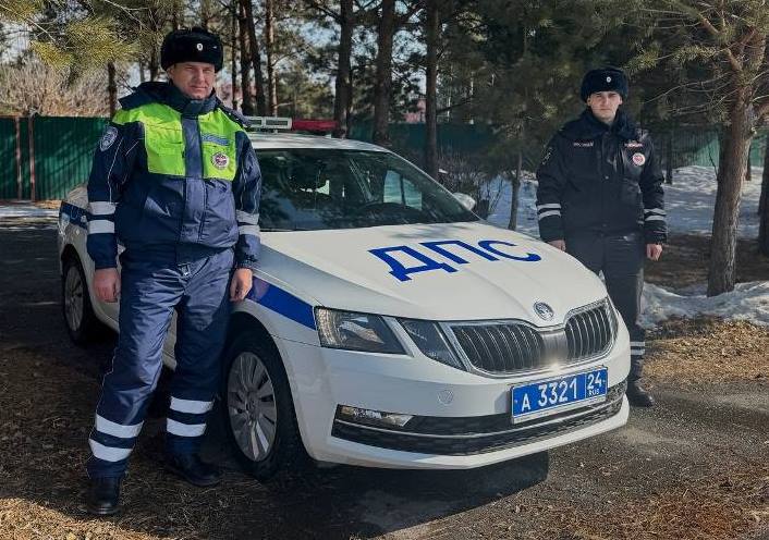 В Шушенском госавтоинспекторы отговорили мужчину от совершения необдуманного поступка  На минувших выходных в дежурную часть поступило сообщение о том, что на автомобильном мосту по ул. Алтайская пгт. Шушенское, перебравшись через ограждение, стоит неизвестный молодой человек. При этом мужчина явно намеревался причинить себе телесные повреждения.  На место происшествия незамедлительно был направлен ближайший наряд патрульно-постовой службы. Сотрудники полиции в ходе беседы в течение 20 минут смогли уговорить мужчину перелезть обратно и снять с себя веревку.  После чего 23-летний парень был передан в руки прибывшей бригаде скорой помощи.