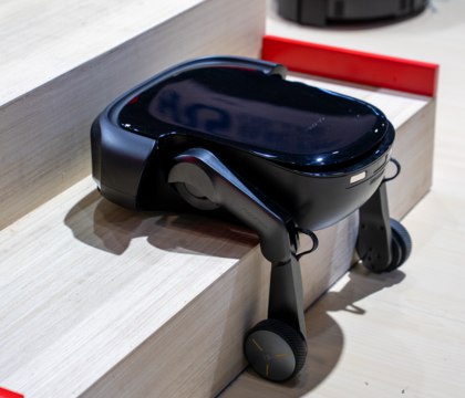 Roborock показала на CES 2026 робот пылесос Saros Rover он способен преодолевать любые лестницы На выставке CES 2026 компания Roborock представила Saros Rover робот пылесос для которого лестницы не являются непреодолимым препятствием Устройство оснащается шарнирными ногами на колесах Если на пути робота возникает лестница механизм активируется чтобы подняться по ступенькам