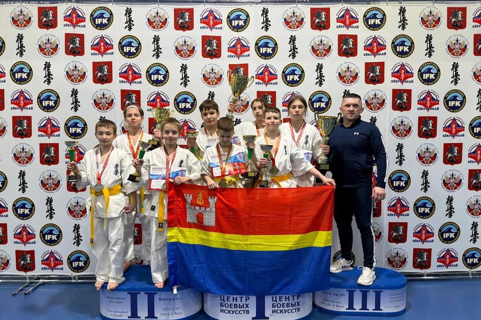 Калининградцы завоевали 7 медалей международного турнира по киокусинкай В столице провели международный турнир по киокусинкай Moscow Open Центр боевых искусств принял 900 спортсменов из 17 стран и 30 регионов России Калининградцы завоевали там сразу 7 медалей четыре золотые и три серебряные Калининградскую область представляли спортсмены региональной федерации киокусинкай из клубов Варяг Патриот и Медведь Первые места в своих возрастных и весовых категориях завоевали София Комарницкая 14 15 лет до 45 кг Михаил Мешалкин 10 11 лет до 30 кг Роман Рысевец 10 11 лет до 40 кг Андрей Лопачев 10 11 лет до 45 кг Серебро у Мирослава Доронина 12 13 лет до 50 кг Максима Юденко 10 11 лет Артемия Карпенко 10 11 лет до 35 кг Фото министерство спорта Калининградской области