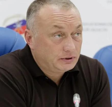 Генпрокуратура хочет взыскать с бывшего сенатора Дмитрия Савельева 609 миллионов 561 тысячу 411 рублей Пересевший из кресла члена Совфеда на нары политик в свое время утаил от декларирования незаконный доход Предоставление недостоверных сведений позволяло ему совмещать свое высокое положение с коммерческой деятельностью Савельев фактически перевел принадлежащие ему активы в теневой сектор экономики и продолжал управлять ими запрещенными способами Напомним Савельев был лишен неприкосновенности и арестован в августе 2024 года Его подозревают в попытке организации заказного убийства бизнесмена по фамилии Ионов за 100 тысяч долларов В настоящее время уголовное дело Савельева рассматривает Тверской суд Москвы