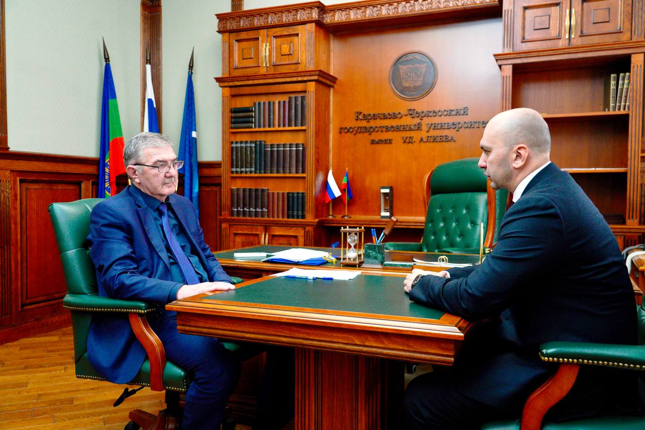 Развиваем кадровый потенциал Управление ФАС России по КЧР и КЧГУ обсудили планы на 2026 год Сегодня состоялась рабочая встреча руководителя Управления ФАС России по Карачаево Черкесской Республике Артура Куантова с врио ректора КЧГУ имени У Д Алиева Муратом Чанкаевым Ключевой темой диалога стала работа базовой кафедры конкурентной экономики и антимонопольного регулирования УФАС России и развитие кадрового потенциала антимонопольной службы Практика нашего взаимодействия с КЧГУ наглядно демонстрирует высокий интерес студентов к работе антимонопольных органов Молодое поколение активно вовлекается в процесс реализации экономических инициатив направленных на развитие Карачаево Черкесии рассказал Артур Станиславович В новом учебном году работа со студентами будет выстроена в нескольких форматах Антимонопольный лекторий где эксперты антимонопольного органа поделятся практическим опытом Открытые мастер классы для погружения в реальные кейсы Студенческие конференции площадка для дискуссий и представления собственных исследований Сотрудничество Управления и КЧГУ важный шаг в подготовке грамотных и мотивированных специалистов для экономики нашего региона