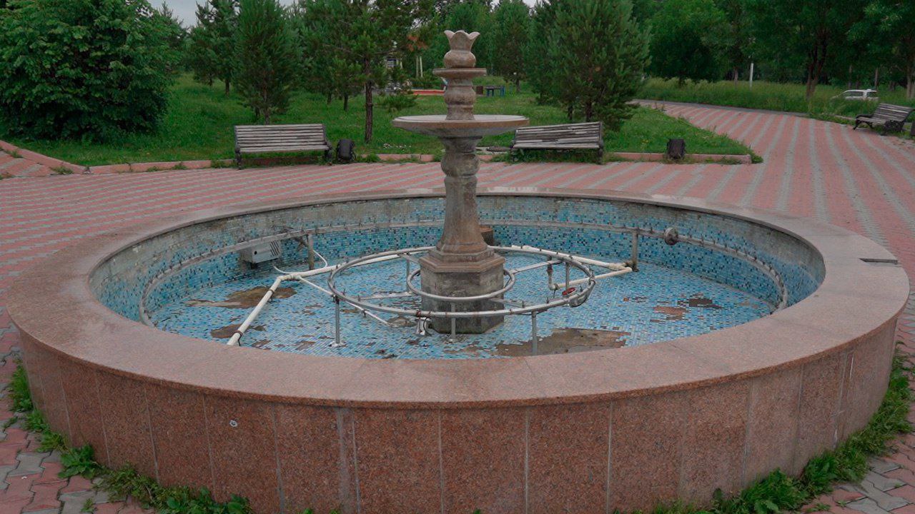 Резиновые шарики стали причиной поломки фонтана в 10-м микрорайоне Прокопьевска. Их дети ради развлечения натягивали на форсунки. Масса лопнувших шаров и других мелких игрушек привела к поломке насосного оборудования и двигателя. Специалисты всё восстановили. Вести-Кузбасс