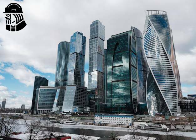 РЖД продаст башню в Москва Сити Власти обсуждают программу улучшения финансового положения ОАО РЖД в рамках которой компания рассматривает продажу значительных офисных площадей в комплексе Moscow Towers в Москва Сити сообщает Коммерсантъ РЖД планирует реализовать до 350 тыс кв м недвижимости в 2026 году которая была приобретена за 170 млрд руб Несмотря на оценочную рыночную стоимость всего объема в 227 5 245 млрд руб продажа без убытка осложняется процентными ставками по кредитам и вложениями в достройку Эта мера призвана оптимизировать долговую нагрузку компании чей совокупный объем заемных средств на конец сентября достиг 3 48 трлн руб а чистая прибыль за девять месяцев сократилась в 4 2 раза до 24 9 млрд руб kvadratnymaster