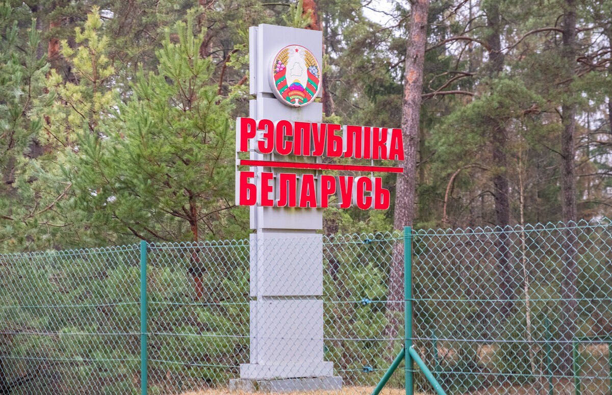 Латвия и Эстония по примеру Вильнюса готовы закрыть автодорожную границу с Беларусью Об этом заявила премьер Литвы Инга Ругинене От Латвии и Эстонии мы получили заверения в том что если белорусский режим будет продолжать атаковать нас гибридными действиями прим ТАСС и ситуацию нормализовать не удастся они готовы солидаризироваться утверждала она Поддержать канал бустами Inst TikTok ВК OK FB