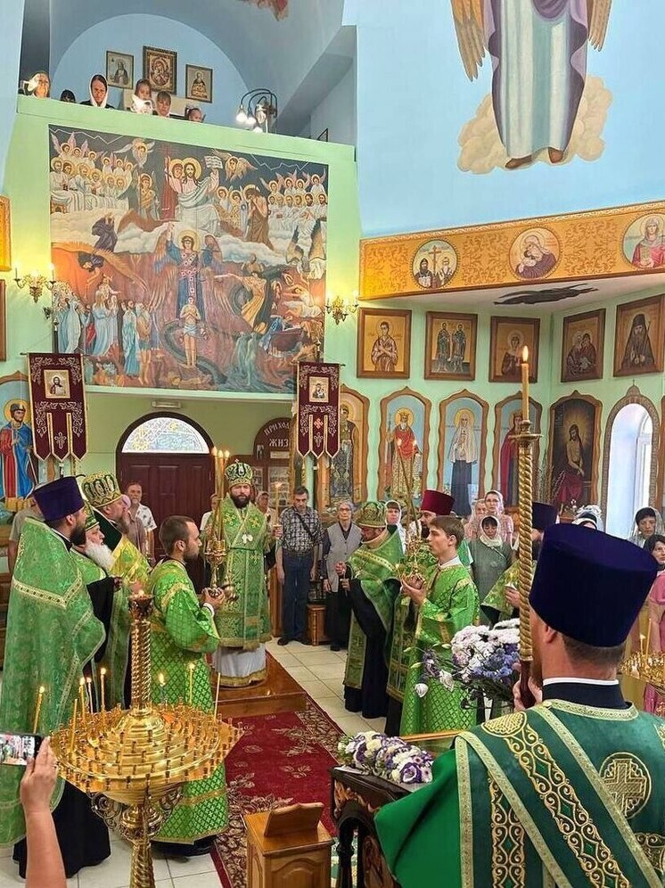 В Мелитополе почтили память преподобного Серафима Саровского    Накануне праздника обретения мощей святого в Серафимовском храме Мелитополя прошло торжественное богослужение. Всенощное бдение возглавил епископ Бердянский и Приморский Петр.    Владыка напомнил: преподобный Серафим учил не унывать и хранить радостный дух – именно в этом залог внутреннего мира и крепкой веры.    Богослужение прошло в атмосфере духовной радости и молитвенного единства! В завершение епископ Петр благословил всех прихожан!  Новый Мелитополь подпишись
