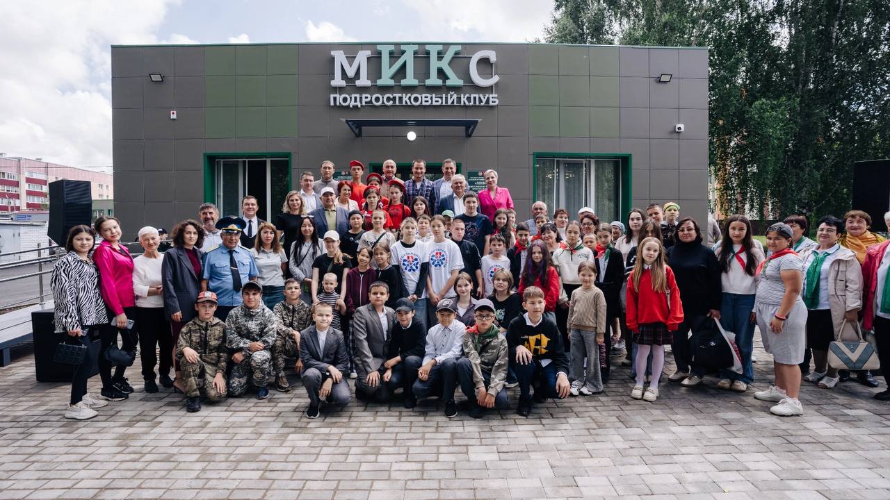 В Кукморском и Азнакаевском районах начали работу новые молодежные центры  В Татарстане на этой неделе открыли два новых молодежных пространства. В Кукморском районе начал работу центр «Ялкын». В обновленном здании разместили коворкинг, музыкальную и художественную студии, киберзал, спортзал, тренажерный и хореографический залы. На капитальный ремонт направили 123 миллиона рублей из республиканского бюджета, сообщили в пресс-службе Минмолодежи РТ.  В Азнакаевском районе открылся подростковый клуб «мИКс». Здание пустовало 15 лет, а теперь превратилось в современное пространство с коворкинг-зоной, «Доброцентром», арт-мастерскими, радио-клубом, клубом «Патриот» и зоной для изучения БПЛА. Общая площадь — 664,7 кв. м.   Пространство адаптировано для подростков с ОВЗ. Район получил почти 57 млн рублей в рамках республиканской программы по капремонту и укреплению материально-технической базы подростковых клубов. Проект реализован в рамках нацпроекта «Молодежь и дети».  В открытии приняли участие министр по делам молодежи РТ Ринат Садыков, глава Кукморского района Сергей Димитриев и глава Азнакаевского района Марсель Шайдуллин.   Подписаться   Сообщить новость
