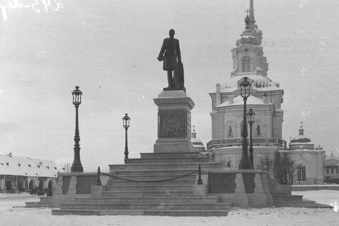 Руководству Екатеринбурга направлено предложение возобновить археологические раскопки на площади 1905 года для поиска всех захоронений. Об этом в своем telegram-канале написал депутат Госдумы Андрей Альшевских.  Последний раз научные изыскания на главной площади города проводились в 2008 года. Но, по словам парламентария, специалисты работали в сжатые сроки и не успели найти все захоронения. «Более 150 лет на территории располагались Богоявленский кафедральный собор и кладбище, которые снесли в советские годы. И последующие поколения горожан неоднократно задавались вопросом, не кощунственно ли устраивать мероприятия буквально на костях», — написал Альшевских. В конце июля на центральной площади Екатеринбурга официально стартовал фестиваль «Лето на площади». Глава города Алексей Орлов сказал, что парковки здесь больше не будет. На площади установили скамейки, освещение и танцпол. Продлится фестиваль до конца сентября.
