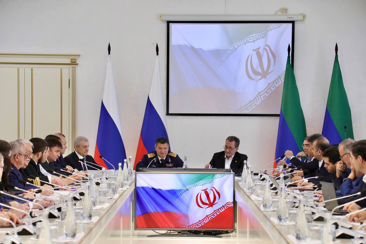 Между портами Махачкалы и Ирана может открыться контейнерная линия Вице премьер Дагестана Ризван Газимагомедов и руководитель Федерального агентства морского и речного транспорта Андрей Тарасенко провели встречу с делегацией российских и иранских экспертов в области транспорта