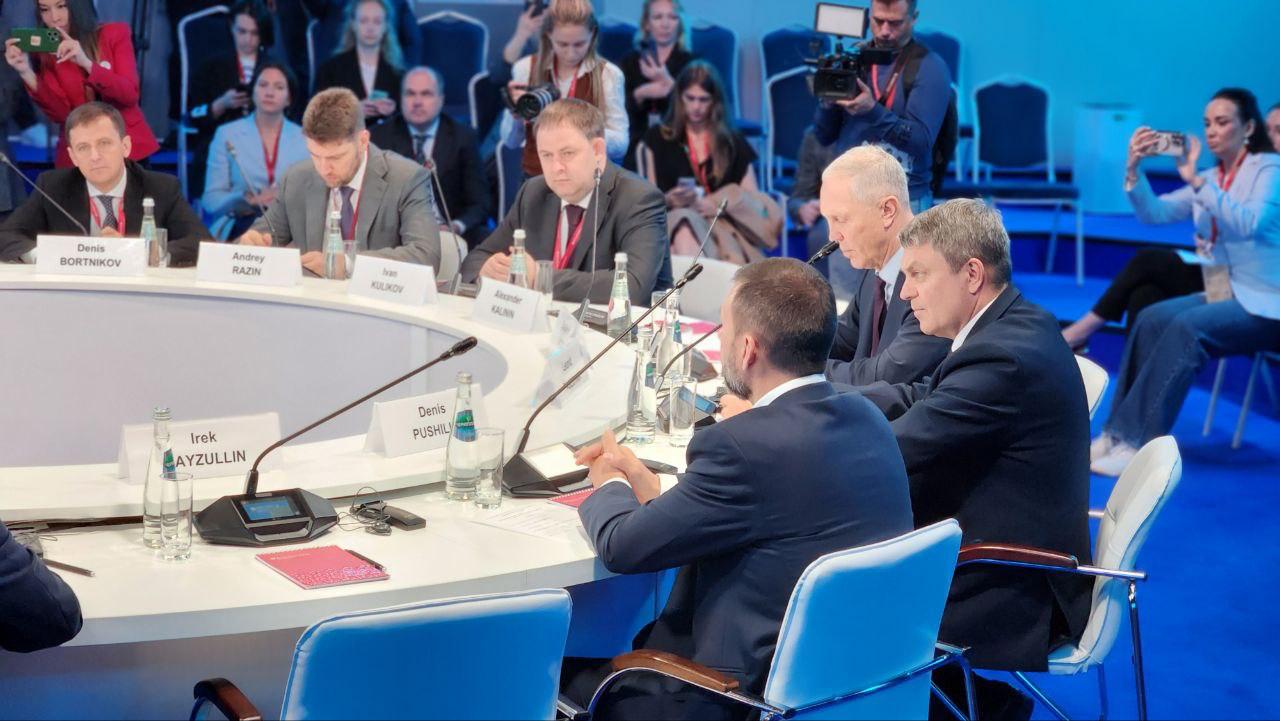 Минсельхоз РФ в 2026 году запускает меру поддержки для развития плодовых и ягодных садов. Об этом на круглом столе «Возрождение новых регионов России как драйвер экономического роста» на Петербургском международном экономическом форуме сообщил замглавы ведомства Андрей Разин. «Со следующего года мы запускаем новую меру поддержку по стимулированию закладки и ухода садов плодовых и ягодных культур. Здесь тоже неплохая точка роста. Я хочу отметить, что это, в общем-то, инициатива регионов, губернаторов, и мы ее с удовольствием поддержим. Уверен, что и в этом мы сможем достигнуть неплохих результатов», — сказал он.