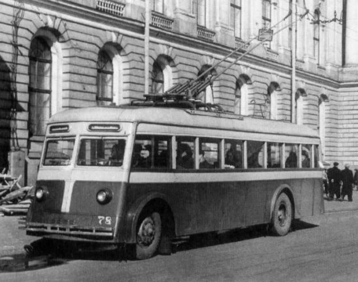 В этот день 21 октября 1936 года был открыт первый в городе троллейбусный маршрут от Красной площади ныне площадь Александра Невского до площади Труда На линию вышли четыре машины первую вел водитель Мочилин В первый день троллейбусы перевезли восемь тысяч человек Подписаться на Историю Петербурга