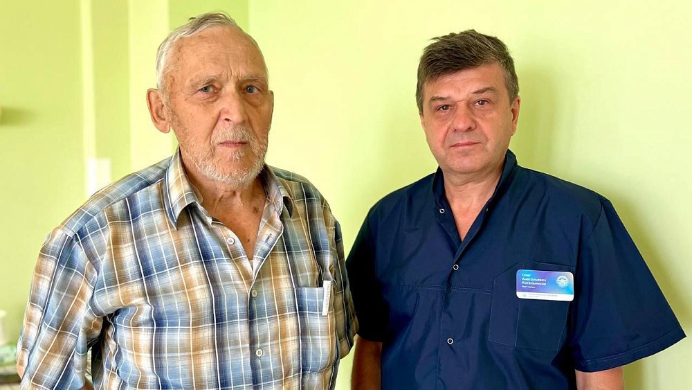 В Челябинске спасли пациента с расслоением аорты — осложнением, которое приводит к летальному исходу 74-летний мужчина пожаловался медикам на тошноту, боль в животе и слабость. Сначала врачи заподозрили панкреатит и прободную язву. Но после УЗИ стало понятно, что произошло расширение отдела аорты — главной артерии, направляющей кровь от сердца к частям тела. Риск умереть у пациента был очень высок. В час ночи врачи экстренно собрали команду хирургов и до пяти утра оперировали мужчину. Сейчас он уже дома и чувствует себя хорошо. / Прислать новость