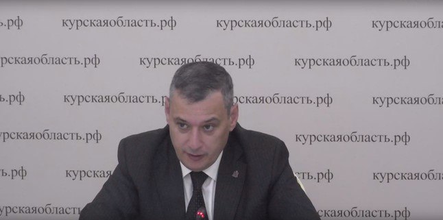 1  2  3  Александр Хинштейн попросил главу Льгова пояснить ситуацию с увольнением водителей общественного транспорта  — В городе два частных перевозчика и 7 маршрутов. В последнее время количество пассажиров сократилось, поэтому маршруты стали убыточными. Один из перевозчиков, согласно законодательству, за три месяца предупредил, что он не будет перевозить граждан. На данный момент два маршрута не работают, мы ждем осени, чтобы заново составить маршруты. Мы их пересмотрим и проблему снимем, — ответил глава Льгова Алексей Клемешов.    Вести-Курск. Только проверенная информация       Прислать новость
