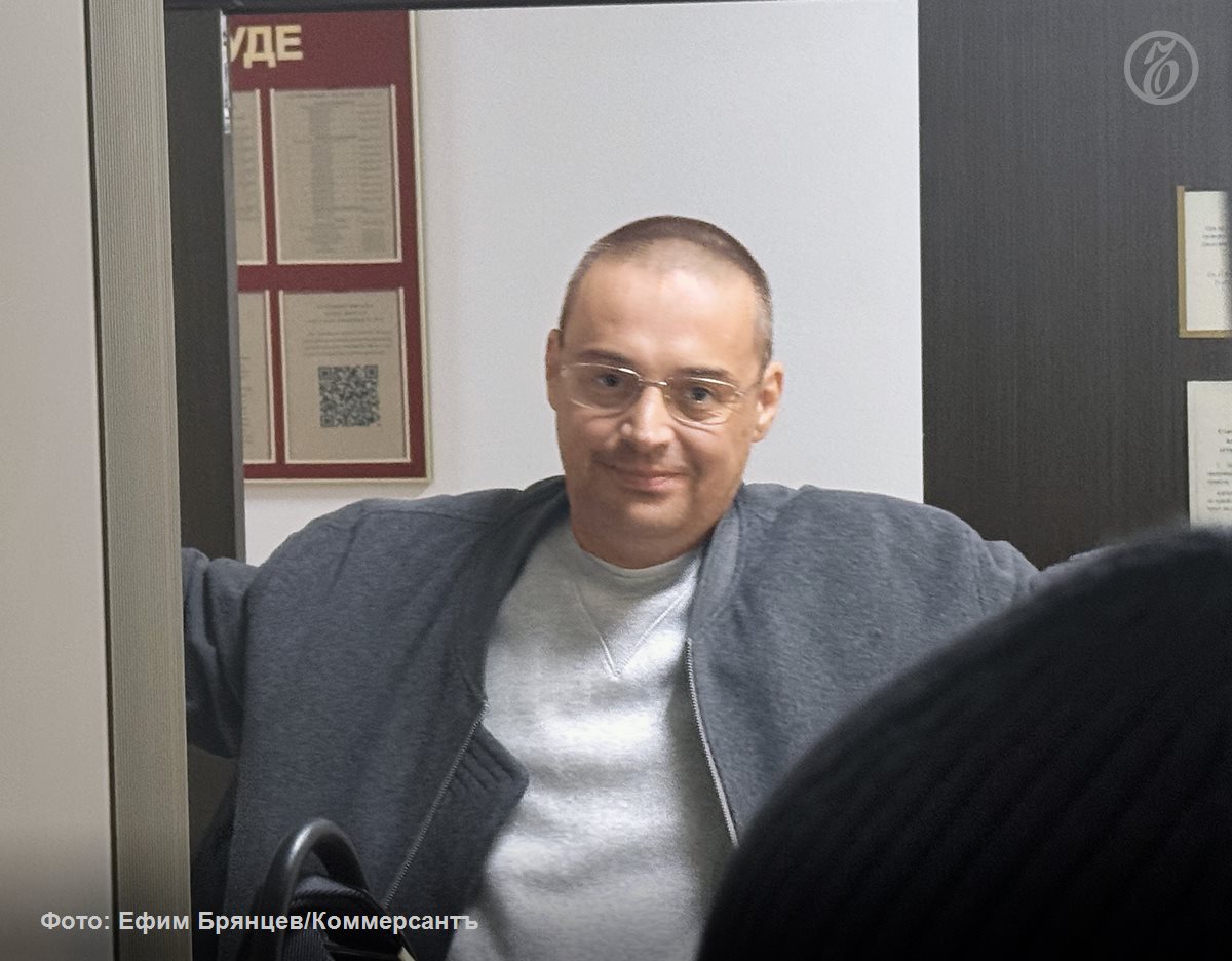 Гособвинение просит дать Гуфу Алексею Долматову два года условно за самоуправство Об этом сообщает корреспондент Ъ из зала суда По версии обвинения в октябре 2024 года рэпер с другом отдыхали в банном комплексе в деревне Малые Горки Перед этим согласно материалам дела у них возник умысел на хищение имущества Администратор бани требовала включить в счет гостей штраф за курение Те отказались после чего менеджер позвонила своему брату сотруднику Росгвардии который в тот момент не был при исполнении Мужчина также настаивал на уплате штрафа и снимал происходящее на видео Рэпер дважды ударил потерпевшего рукой а затем стеклянной бутылкой Знакомый Гуфа Геворк Сураханян начал скручивать ему руки Алексей Долматов отобрал у мужчины iPhone на который велась съемка чтобы удалить видеозапись Ущерб оценили в 68 тыс руб Подписывайтесь на Ъ в Telegram в MAX Оставляйте бусты