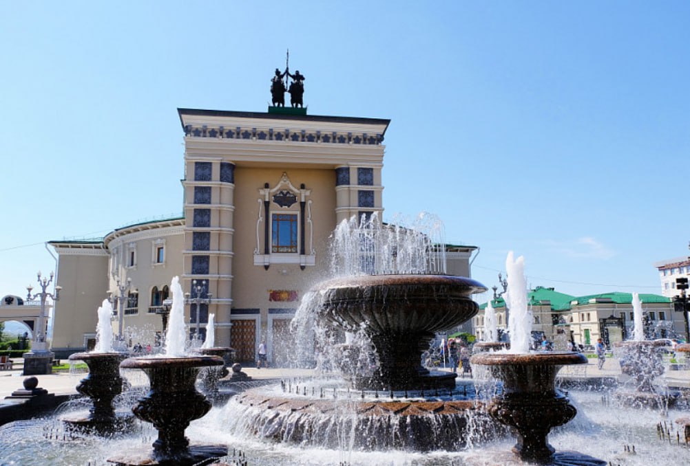 В Бурятском оперном театре покажут «Щелкунчика» и «Золушку»  В Бурятском театре оперы и балета в декабре, январе и феврале состоятся показы детских спектаклей  возрастное ограничение 0+ . Среди них – всеми любимые «Золушка», «Щелкунчик», «Кошкин дом» и другие.  24, 25, 26, 27, 28, 29, 30 декабря и 6, 7, 8 января – балет П. Чайковского «Щелкунчик»  0+ .   2-5 января — музыкальная сказка А. Спадавеккиа «Золушка‎»‎   0+ .  2 февраля в 12:00 - Сказка-балет «Кошкин дом»  0+ .  18 февраля в 11:00 и в 13:00 - Сказка-балет «Дюймовочка»  0+ . #Бурятия  Подробнее в "Номер один"        Сообщить нам свою новость можно по кнопке:       Письмо в редакцию