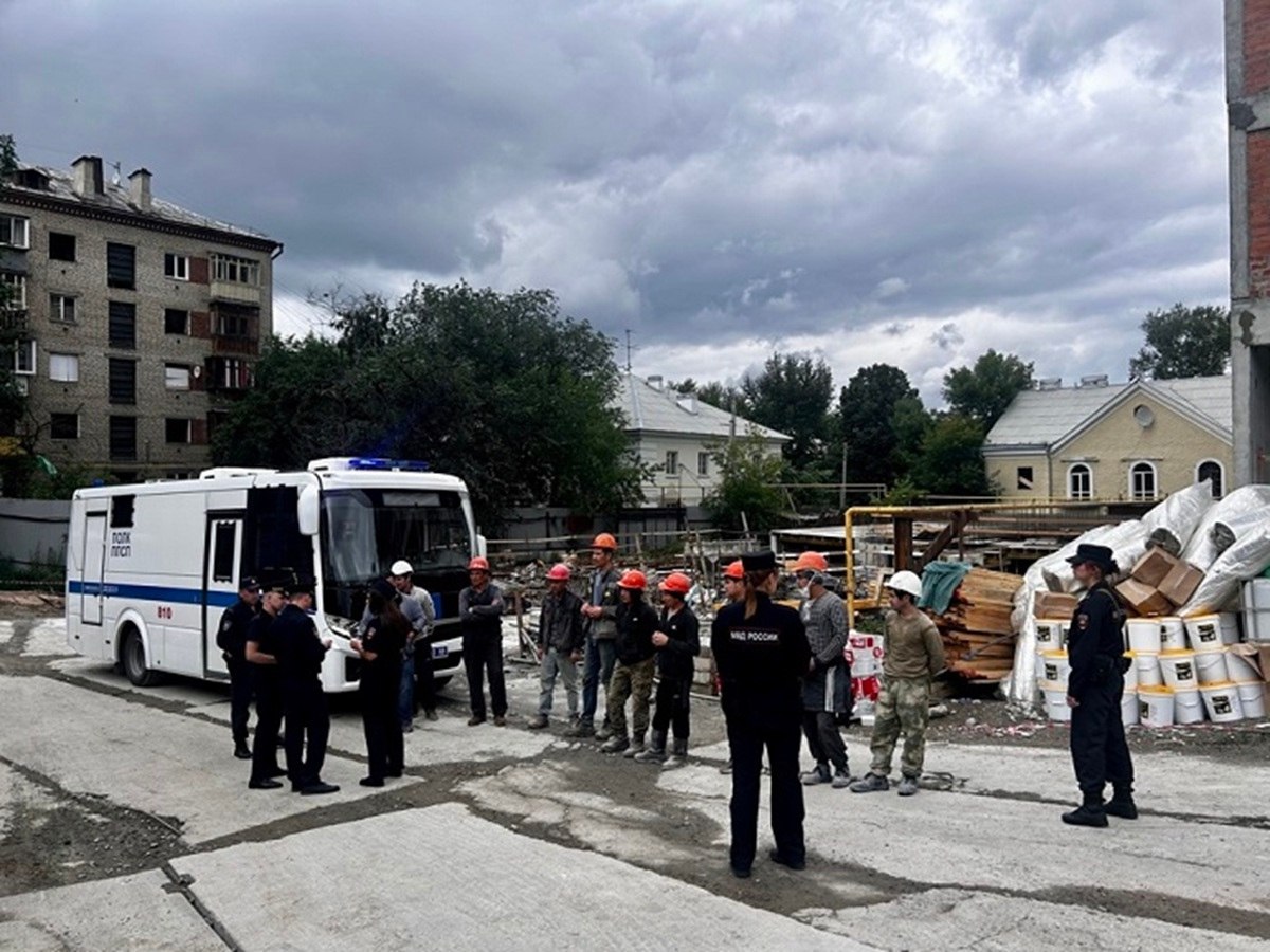  В Екатеринбурге в районе ВИЗа прошёл профилактический рейд «Улица-Мигрант». Полицейские задержали 42 человека Проверки проводились в районе ТРЦ «Карнавал», Визовского пляжа, строительного объекта на улице Энергостроителей. Составлено 12 административных протоколов за нарушение миграционного законодательства. Нарушители будут выдворены из страны Фото: отделение по связям со СМИ УМВД Екатеринбурга «Уральский меридиан»