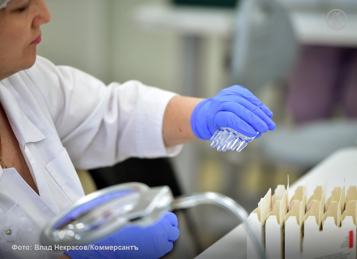 Петровакс фарм получил лицензию на выпуск вакцины против менингококковой инфекции получение регистрационного удостоверения планируется летом 2026 года Как поясняется в пресс релизе компании поступившем в Ъ это четырехвалентная конъюгированная полисахаридная вакцина против менингококковой инфекции серогрупп A C Y и W 135 Петровакс Фарм рассчитывает выпускать более 3 5 млн доз этой вакцины ежегодно Проект по локализации производства вакцины на заводе компании в Подмосковье стартовал в 2022 году Общий объем инвестиций превысил 3 млрд руб Ъузнал