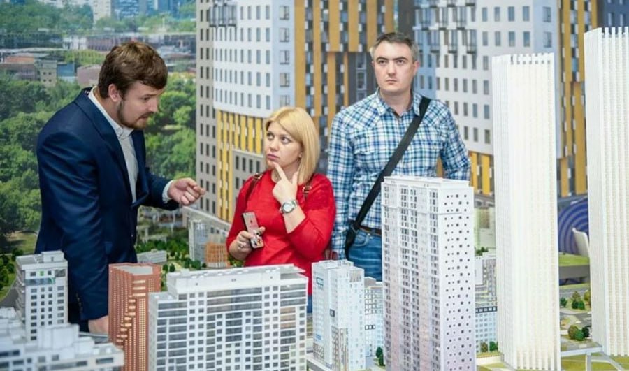 Доля продаж новостроек через риелторов может вырасти до 70%  Отмена массовой льготной ипотеки в середине 2024 года стала ключевым фактором роста доли агентских продаж.   D среднем по регионам доля продаж новостроек через агентства выросла с 57% в первом полугодии 2024 года до 60% во второй половине 2024 года и начале 2025 года. В 2022 и 2023 годах эта доля составляла только 40% и 42% соответственно.  В топе регионов с самой высокой долей продаж новостроек через агентства недвижимости — агломерация Петербурга и Ленинградской области и Екатеринбург. Тут доля агентских продаж на первичном рынке в первом полугодии 2025 года достигла уже 75%.  В Казани, Нижнем Новгороде и Ростове-на-Дону риелторы заняли уже 70% рынка продаж новостроек, в Москве и Московской области доля выросла с 58% до 68%, а в Краснодарском крае с 57% до 65%.