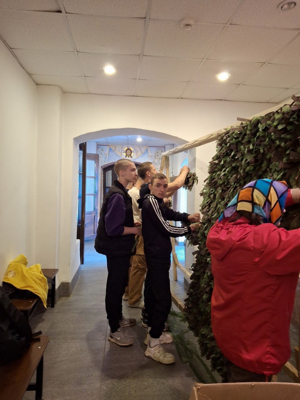 Храм в Крестах встретил очередных помощников из агротехнического колледжа 18 июня 2025 года храм святых мучениц Веры, Надежды, Любови и матери их Софии в Крестах города Пскова посетили студенты Псковского агротехнического колледжа под руководством советника директора по воспитанию Коняшкиной Светланы Евгеньевны. Юноши впервые пришли помочь с подготовкой блиндажных свечей и маскировочных сетей для бойцов СВО. Для ребят провели экскурсию по храму, во время которой они поделились тем, что их родные, друзья и знакомые тоже на СВО защищают нашу Родину. И ребята хоть немногим решили помочь им, поддержать делом. Сегодня научились плести маскировочную сеть и делать заготовки для свечей, а несколько штук даже залили. Новость на нашем сайте: