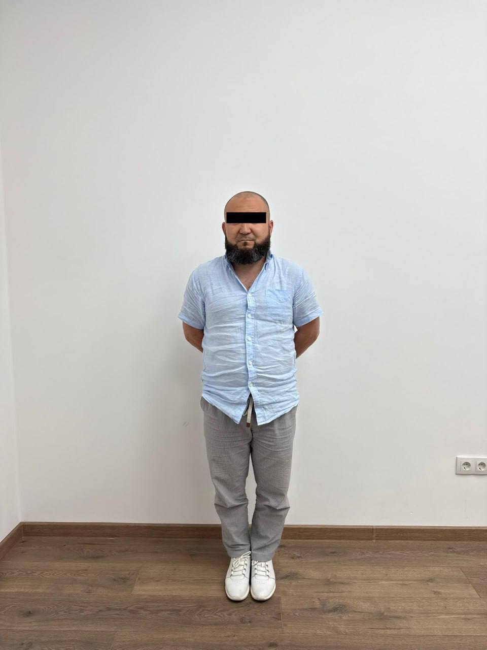ГКНБ Кыргызстана сообщил о задержании нескольких человек, связанных с преступной группой покойного криминального авторитета Камчы Кольбаева. Один из задержанных — Бегалиев Талас Кубанычбекович, бывший сотрудник МВД и брат известного борца Каната Бегалиева. По данным спецслужб, в криминальных кругах он считался “глазами и ушами” другого авторитета — Чынгыза Джумагулова. Также были задержаны Т.Ч., близкий к вору в законе Сакалу, и Т.А.Т., предположительно Асейин Торогелдиев — директор спортшколы, которого подозревают в том, что он втягивал молодых спортсменов в преступный мир. По данным ГКНБ, Кольбаев, Анапияев, Джумагулов и Б.Т.К. сговорились, чтобы незаконно завладеть участком земли в 2 гектара стоимостью около $2 млн. При этом, по информации, они использовали силу и оружие, чтобы запугать людей и оформить участок на родственников Б.Т.К. Этот случай — не единичный: фигурантов также подозревают в вымогательстве $300 тысяч под угрозой убийства. Деньги, по версии следствия, потом передали Кольбаеву. Кроме того, следствие утверждает, что Б.Т.К., будучи сотрудником МВД, «крышевал» криминальных лидеров и сливал им служебную информацию. Все задержанные арестованы по решению суда, а расследование продолжается.