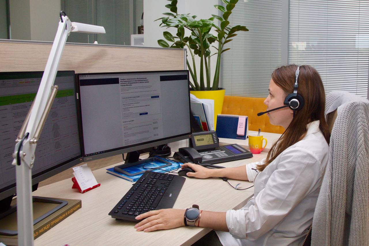 Более 140 тыс звонков приняли операторы горячей линии столичных газовиков в 2025 году  Более 113 тысяч из них касались вопросов общего характера оформления заявок на ремонт и техническое обслуживание газового оборудования его подключение и отключение информации о капитальном ремонте газопровода в многоквартирном доме порядка подачи обращений в АО Мосгаз  Около 27 тысяч раз горожане обращались чтобы узнать о технологическом присоединении газификации и выполнении действующих договоров  Более 1 5 тысячи раз жители позвонили на горячую линию чтобы оставить благодарность слесарям которые выполняли плановое техобслуживание и узнать об эксплуатации газового оборудования Позвонить на горячую линию можно по телефону 7 800 700 71 04 Задать вопросы общего и технологического характера горожане могут с понедельника по четверг с 08 00 до 17 00 а в пятницу с 08 00 до 15 45 Проконсультироваться со службой сервиса можно ежедневно с 08 00 до 20 00 Жители ТиНАО могут позвонить по специальному телефону 7 495 660 20 06