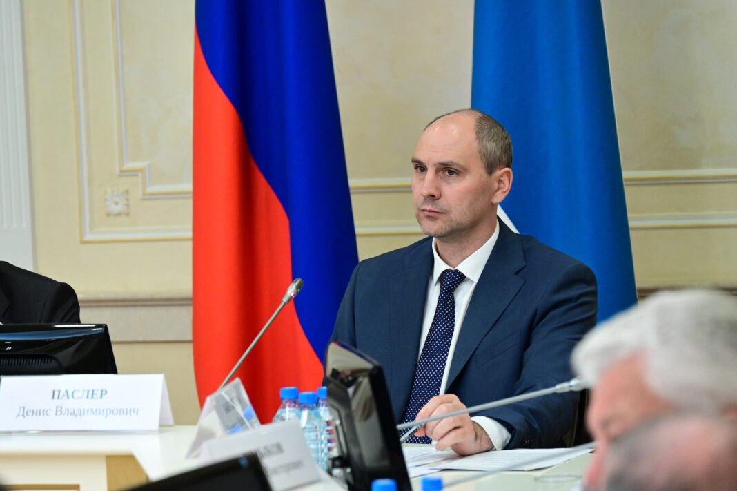 Руководитель Свердловской области Денис Паслер взял под контроль качественное восстановление водоснабжения в Североуральске  Жители Североуральска написали главе региона о проблемах с водоснабжением района города из-за остановки насосно-фильтровальной станции. Среди причин остановки оборудования — паводок и возможное загрязнение воды.  Глава региона поручил запустить насосную станцию Североуральска. Предварительно там провели оперативную очистку водозаборного ковша, замену фильтрующего материала, ремонт задвижек и насоса. Порывы на сетях водоснабжения муниципалитет устранил ранее.    Павел Ворожцов, «Областная газета»   Подписаться на «ОГ» Прислать новость Поддержать канал