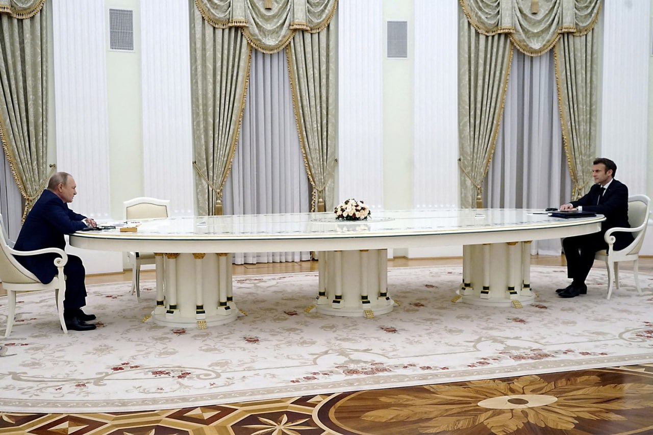 Елисейский дворец планирует определить формат для восстановления диалога с Россией в ближайшие дни В администрации президента Франции намерены определить оптимальный способ проведения переговоров между Владимиром Путиным и Эмманюэлем Макроном сообщает Agence France Presse То что в Кремле публично одобряют такой шаг это хорошо В ближайшие дни мы определимся с оптимальным способом проведения переговоров приводит агентство слова представителя Елисейского дворца По итогам прошедшего в Брюсселе 18 19 декабря заседания Евросовета Макрон призвал ЕС к прямым переговорам с Россией В ближайшие недели нам придется найти способы возобновить полноценный диалог с Россией сказал французский президент Пресс секретарь президента РФ Дмитрий Песков заявил о готовности Путина вести диалог с Макроном Здесь очень важно наверное вспомнить то что сказал президент на прямой линии Он также выразил готовность вести диалог с Макроном Поэтому если есть обоюдная политическая воля то это можно только положительно оценить сказал Песков Подписаться на Российскую газету в Читать нас в MAX