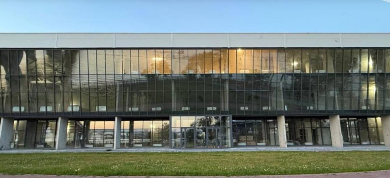 На Приморском проспекте завершилось строительство нового спорткомплекса Объект получил разрешение на ввод в эксплуатацию от Службы госстройнадзора и экспертизы Петербурга Общая площадь нового спортивного объекта составляет более 4 5 тыс кв метра Внутреннее пространство комплекса функционально разделено на три части Трехэтажная зона включает в себя входные группы бытовые помещения для посетителей а также кафе Особое внимание уделено водным видам спорта в комплексе предусмотрен оздоровительный плавательный бассейн размером 25х11 метров Для самых маленьких посетителей оборудована отдельная чаша На втором и третьем этажах здания размещены залы для различных видов физической культуры в том числе фитнес зал и помещение для настольного тенниса Также запланирован тренажерный зал Фото Telegram канал комитета по инвестициям Подпишись на Город Telegram MAX ВК