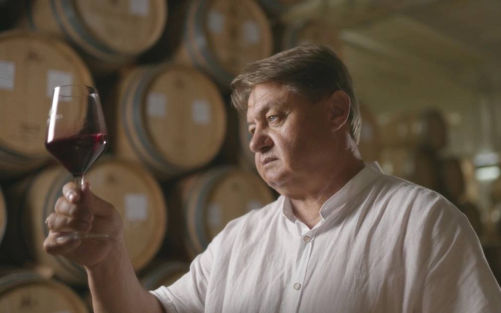 Премьера Время вина люди на РБК о чем будет второй сезон На РБК состоялась премьера первой серии второго сезона документального фильма Время вина люди созданного РБК совместно с командой РБК Вино Артура Саркисяна Новый сезон посвящен главному винному региону России Краснодарскому краю а помимо виноделия авторы акцентируют внимание на его гастрономическом богатстве Расписание выхода всех серий второго сезона 1 я серия премьера состоялась 10 декабря в 22 35 2 я серия 13 декабря суббота 22 15 3 я серия 14 декабря воскресенье 22 15 4 я серия 20 декабря суббота 22 15 5 я серия 21 декабря воскресенье 22 15 Фото РБК Читать РБК Недвижимость в Telegram