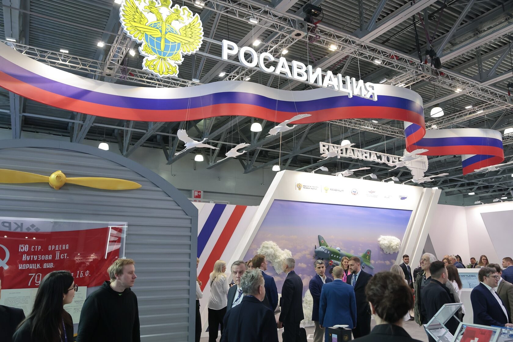 В Москве в среду открываются Национальный авиационный инфраструктурный салон НАИС 2026 и выставка беспилотных авиакомплексов ДРОНТЕХ сообщили организаторы В мероприятиях примут участие более 200 компаний из России Беларуси и Китая ожидается свыше 10 тысяч профессиональных посетителей из авиакомпаний аэропортов и отраслевых ведомств Выставка ДРОНТЕХ впервые интегрирована в НАИС и представит более 60 производителей беспилотных робототехнических и автономных систем Среди участников ОДК Алмаз Антей УЗГА Вертолёты России Калашников группы Беспилотные системы и ZALA холдинг Росэл Салон пройдет 4 5 февраля в Крокус Экспо при поддержке Минтранса Минпромторга Росавиации и других ведомств moscowlenta