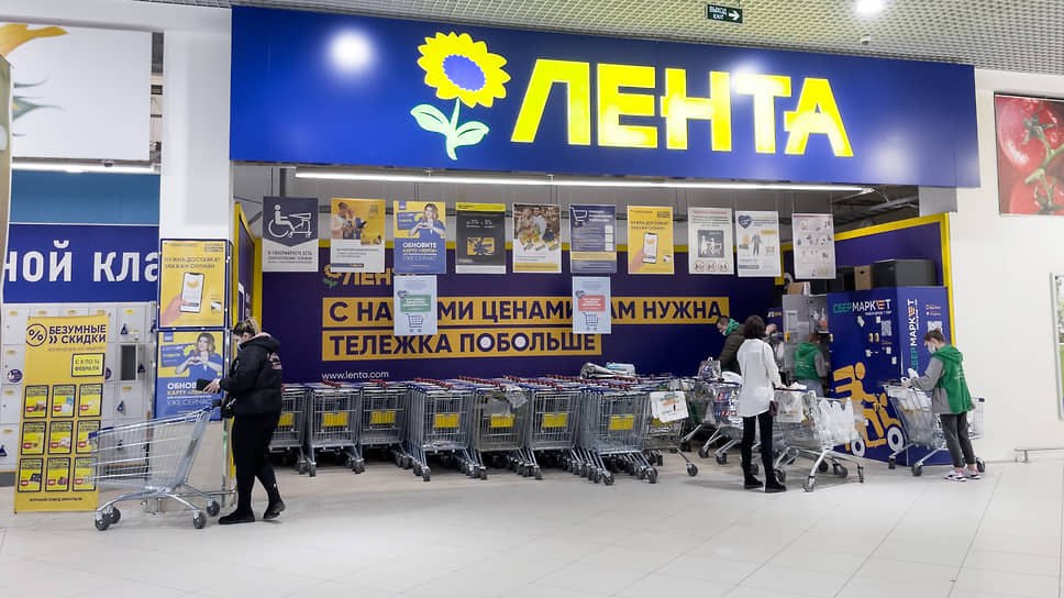 Чистая прибыль Ленты по итогам трёх кварталов 2025 года достигла 24 млрд рублей это на 56 8 больше чем годом ранее говорится в отчёте компании Выручка за этот период увеличилась на 25 до 781 437 млрд рублей За третий квартал выручка выросла на 26 8 до 267 5 млрд рублей чистая прибыль за квартал составила 8 2 млрд рублей Рост выручки в компании объяснили увеличением среднего чека на 11 1 EBITDA в июле сентябре повысилась на 15 5 до 19 6 млрд рублей Рентабельность по EBITDA составила 7 3 против 8 1 годом ранее Снижение показателя вызвано увеличением на 35 9 коммерческих общехозяйственных и административных расходов что превысило рост валовой рентабельности Валовая рентабельность увеличилась с 21 9 до 22 9 год к году